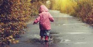 APERTIVO URGENTE – Lasciano il bimbo a casa e vanno al bar, il piccolo esce in strada in pigiama sotto la pioggia battente