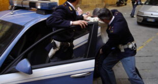 Caserta –  Spaccio di droga, scappa al posto di blocco e picchia i poliziotti: arrestato