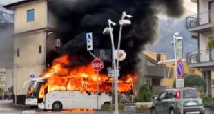 CALCIO VIOLENTO – Scontro fra tifosi (imbecilli) per Paganese e Casertana: 5 feriti, pullman in fiamme