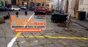 TEANO – Piazza Vittoria, tavolini e ombrelloni abusivi fra i parcheggi. Sotto gli occhi del sindaco