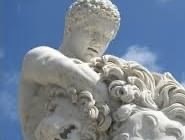 Sessa Aurunca – La Città in rivolta per il danno alla statua della fontana dell’Ercole