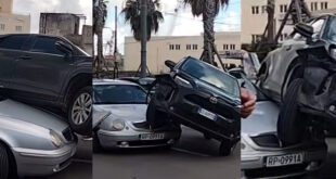 Napoli – Incidente misterioso in via Marina a Napoli: un SUV finisce sopra un’altra auto parcheggiata