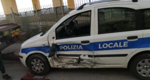 Mondragone – Scontro in centro. Coinvolta polizia municipale: agente al pronto soccorso