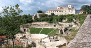 Sessa Aurunca – Sale sul muretto della strada e precipita nell’antico teatro: corsa in ospedale