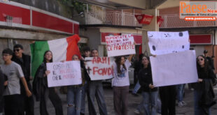 TEANO – Caro vita e futuro incerto, gli studenti del foscolo scendono in piazza (il video)