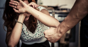 Mondragone – Picchia la moglie: lei al pronto soccorso con trauma cranico, lui in carcere