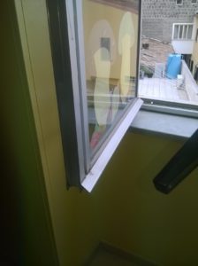 La finestra con il bordo di alluminio sporgente