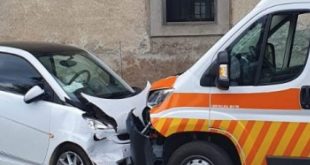 Mondragone – Scontro fra auto e ambulanza: ferita una donna e sua figlia