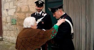 ROCCHETTA E CROCE – Casa in fiamme, anziana salvata da un carabiniere fuori servizio