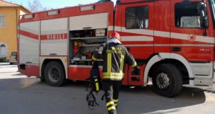 Mondragone – Furgone in fiamme nel centro del paese: indaga la Municipale (il video)