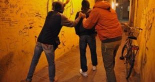 MONDRAGONE – Due bande si affrontano in strada con bastoni e sassi (il video)